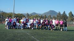 Los componentes de la Pe&ntilde;a Madridista de El Prat y de la barcelonista de Santa Coloma de Cervell&oacute; posaron antes de jugar.