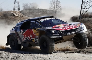 Tomás Roncero ejerció de copiloto de Carlos Sainz por un día en la base militar del Goloso a los mandos del Peugeot 3008 DKR Maxi, el mismo coche con el que el bicampeón ganó el Dakar 2018.