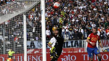 F&Atilde;&ordm;tbol, Colo Colo v Union Espanola.
 Segunda fecha, Campeonato Apertura 2016-2017.
 El jugador de Colo Colo, Paulo Garces , izquierda, mira el gol de Cesar Pinares de Union Espanola durante el partido de primera divisi&Atilde;&sup3;n disputado en el estadio Monumental, Chile.
 Santiago, Chile.
 31/07/2016
 Marcelo Hernandez/Photosport******
 
 Football, Colo Colo v Union Espanola.
 Second date, Aperture Championship 2016-2017.
 Colo Colo&#039;s player, Paulo Garces, left, looks the goal of Union Espanola&#039;s Cesar Pinares  during the first division football match at the Monumental stadium in Santiago, Chile.
 31/07/2016
 Marcelo Hernandez/Photosport