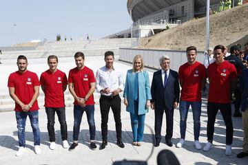 La presidenta de la Comunidad, Cristina Cifuentes, junto al presidente del Atlético de Madrid, Enrique Cerezo, y el entrenador del equipo, Diego Pablo Simeone y varios jugadores de la plantilla rojiblanca ,durante el acto de promoción del uso del metro para el acceso al estadio Wanda Metropolitano del Atletico de Madrid. 