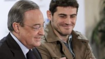 El presidente del Real Madrid, Florentino P&eacute;rez, iz, y el capitan del primer equipo, Iker Casillas.