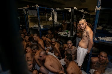 Varios pandilleros esperando a su traslado al Centro de Confinamiento del Terrorismo, la nueva mega cárcel construida en El Salvador.
