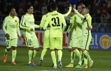 0-2. Iniesta celebra el segundo tanto con sus compañeros.