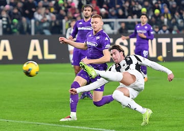 Turin (Italy), 29/12/2024.- Juventus' Dusan Vlahovic (R) in action during the Italian Serie A soccer match Juventus FC vs ACF Fiorentina at the Allianz Stadium in Turin, Italy, 29 December 2024. (Italia) EFE/EPA/ALESSANDRO DI MARCO
