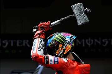 Celebración de Jorge Lorenzo tras proclamarse campeón en el Gran Premio de Cataluña. 