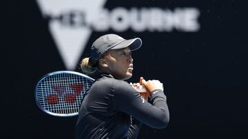 La tenista japonesa Naomi Osaka, durante un entrenamiento en la Rod Laver Arena de Melbourne antes del Open de Australia 2022.