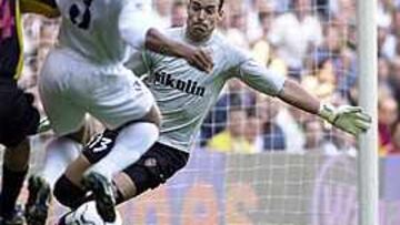 <b>EN EL BERNABÉU</B>. El portero zaragocista, ante la presencia de Roberto Carlos, en el partido disputado ante el Real Madrid (3-1).