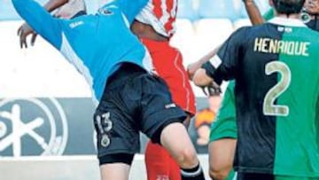 <b>MUCHA LUCHA. </b>Henrique es testigo de una lucha aérea entre Toño, Uche, Morris y David Rodríguez.