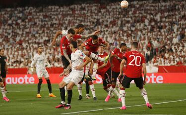 2-0. Ivan Rakitic saca un corner, Loïc Badé remata de cabeza y el balón, que termina golpeando el larguero, entra en la portería de David De Gea.