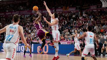 El base estadounidense del Breogan James Batemon (c) lanza ante varios rivales del Breogan durante el partido de Liga Endesa de baloncesto entre el Hiopos Lleida y el Río Breogán, este sábado.