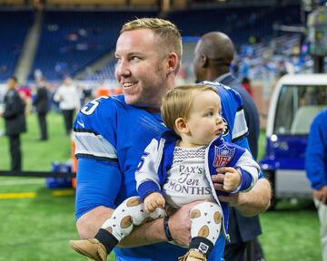 Aquí tenemos a Matt Prater con su retoño. Esperemos que con el ajetreo del partido nadie le confundiera con un balón y acabara siendo pateado por su propio padre, destino propio de una tragedia griega.