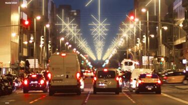 El Ayuntamiento de Barcelona presenta sus luces de Navidad en mayo