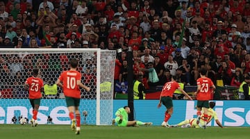 1-2. Centro de Pedri que conecta con Mikel Oyarzabal, y con la derecha toca el baln ligeramente para superar a Diogo Costa.