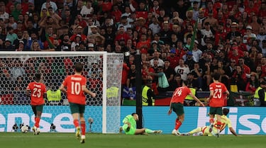 1-2. Centro de Pedri que conecta con Mikel Oyarzabal, y con la derecha toca el balón ligeramente para superar a Diogo Costa.