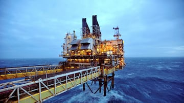 El petróleo cierra junio con ganancias. ¿Cuánto cuesta y a cuánto se cotiza un barril de crudo Brent y West Texas Intermediate (WTI) hoy, 2 de julio? Precios.