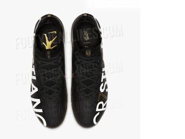 El delantero portugués de la Juventus de Turín estrenó el pasado viernes en el derbi de Turín sus nuevas botas, las Nike Mercurial Superfly personalizadas. Son de color negro con una suela dorada. Aunque, sin duda, el aspecto más llamativo es la palabra “