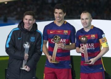 Messi, Luis Suárez y Andrés Iniesta reiciben el trofeo plata, oro y bronce, respectivamente, como mejores jugadores del torneo.