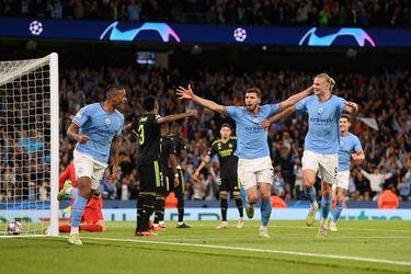 3-0. Akanji, Rúben Dias y Earling Haaland celebran el tercer tanto que sube al marcador en el minuto 75 de encuentro