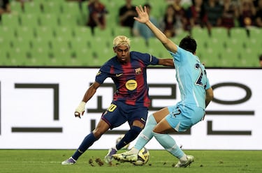 Yamine Yamal, de FC Barcelon (à esquerda), disputa de bola e o Balu Kang, de Daegu FC.