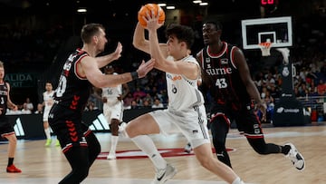 MADRID, 30/03/2025.-El jugador del Real Madrid H. González y el jugador del Surne Bilbao Basket A. Sylla, durante el partido de la jornada 25 de la Liga Endesa, este domingo en el Movistar Arena en Maadrid.-EFE/ JJ Guillén