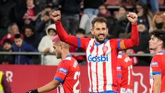 GIRONA, 21/01/2024.- Christhian Stuani, delantero uruguayo del Girona celebra su gol, quinto de su equipo durante el partido correspondiente a la jornada 21 de LaLiga que enfrenta este domingo al Girona y al Sevilla en el estadio de Montilivi. EFE/David Borrat
