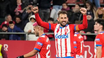 GIRONA, 21/01/2024.- Christhian Stuani, delantero uruguayo del Girona celebra su gol, quinto de su equipo durante el partido correspondiente a la jornada 21 de LaLiga que enfrenta este domingo al Girona y al Sevilla en el estadio de Montilivi. EFE/David Borrat