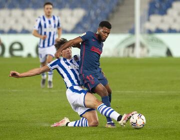 Falta de Le Normand a Lemar centrocampista del Atl¨¦tico de Madrid