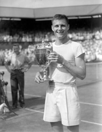 Ted Schroeder en 1949 tras ganar a Jaroslav Drobbny en Wimbledon.