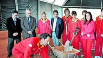 Arrese, dando una palada.