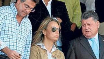 <b>EXPECTANTES. </b>Enrique Ortiz, Sonia Castedo y Valentín Botella, durante un partido, en el palco del Rico Pérez.