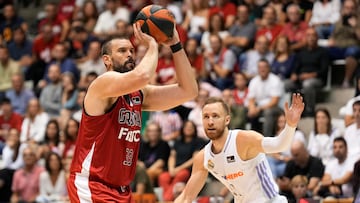 GIRONA, 28/09/2022.-  El pívot del Bàsquet Girona Marc Gasol (i) ante el alero bosnio del Real Madrid Danan Musa durante un partido correspondiente a la primera jornada de la Liga Endesa disputado entre el Bàsquet Girona y el Real Madrid en el Pabellón Municipal Girona-Fontajau en Girona, este martes. EFE/ David Borrat
