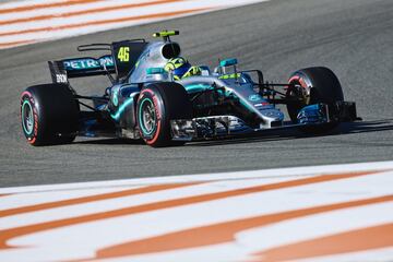 Valentino Rossi y Lewis Hamilton intercambiaron sus máquinas durante un evento organizado por un patrocinador que ambos comparten en el circuito Ricardo Tormo