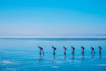 Un grupo de niños practica patinaje de velocidad sobre la superficie congelada del lago Cildir, en el límite de las provincias de Ardahan y Kars, al noreste de Turquía. Con una extensión de 123 km2 y una profundidad de 42 metros, este lago de agua dulce se encuentra a una altitud de 1.900 metros y rodeado por una región montañosa.
