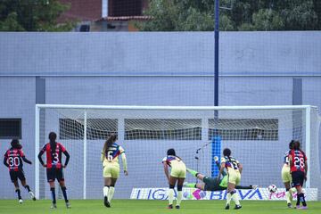 Alison Gonzalez anota su gol 0-1 de Atlas a Renata Masciarelli de America durante el partido America vs Atlas, correspondiente a la jornada 01 de la Liga BBVA MX Femenil Clausura Guard1anes 2021, en Cancha Centenario, el 11 de Enero de 2021.