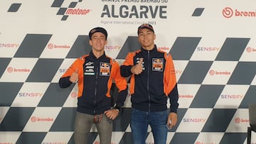 Acosta y Ra&uacute;l Fern&aacute;ndez posan para AS en el GP del Algarve.