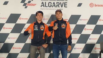 Acosta y Raúl Fernández posan para AS en el GP del Algarve.