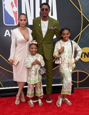 Lou Williams posa con su familia.