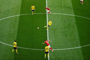 Emil Forsberg pone el bal¨®n en juego.