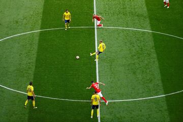 Emil Forsberg pone el balón en juego. 