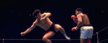 Una pelea histórica, y de las más extrañas que se hayan celebrado en toda la historia del boxeo, se dio cuando el legendario Muhammad Ali se midió a la estrella japonesa de la lucha libre, Antonio Inoki, en 1976. La pelea fue un auténtico desastre debido a que el japonés derribaba al estadounidense con intentos de tacleo a las piernas; tras los 15 rounds, se declaró empate.