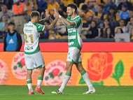 AME2786. SAN NICOLÁS DE LOS GARZA (MÉXICO), 06/02/2026.- Lucas Di Yorio (d) y Francisco Villaba de Santos celebran un gol este viernes, en un partido del Torneo Clausura 2026 de la Liga MX entre Tigres y Santos Laguna en el Estadio Universitario, San Nicolás de los Garza (México). EFE/Miguel Sierra.