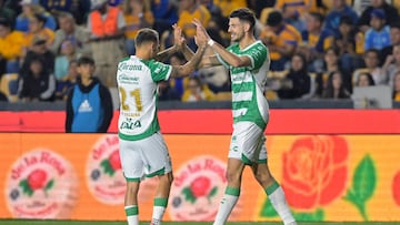 AME2786. SAN NICOLÁS DE LOS GARZA (MÉXICO), 06/02/2026.- Lucas Di Yorio (d) y Francisco Villaba de Santos celebran un gol este viernes, en un partido del Torneo Clausura 2026 de la Liga MX entre Tigres y Santos Laguna en el Estadio Universitario, San Nicolás de los Garza (México). EFE/Miguel Sierra.