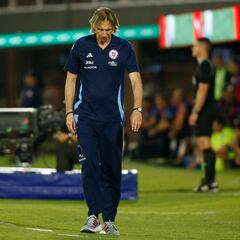 “A Gareca lo veo lejano y distante; viene un rato, entrena y se va”