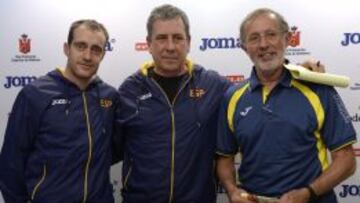 Ram&oacute;n Cid, director t&eacute;cnico de la RFEA, en el centro. A la izquierda, &Aacute;ngel David Rodr&iacute;guez, capit&aacute;n de la Selecci&oacute;n masculina, y a la izquierda, Jorge Gonz&aacute;lez Amo, responsable de mediofondo. 