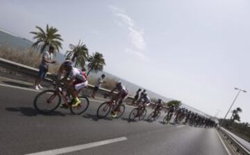 GRA127. ALICANTE, 30/08/2015.- El pelotón durante la novena etapa de la Vuelta Ciclista a España, con salida en Torrevieja y llegada a la Cumbre del Sol, con una distancia de 168,3 kilómetros. EFE/Javier Lizón