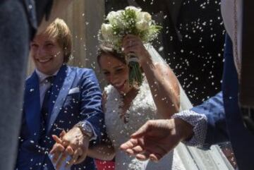 Iván Rakitic, centrocampista del FC Barcelona y de la selección de Croacia, junto a su esposa, la sevillana Raquel Mauri, tras casarse hoy en la parroquia del Sagrario de la Catedral de Sevilla. 