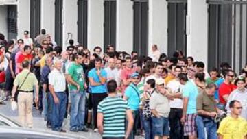 <b>DE MODA. </b>El Málaga está levantando pasiones. Varios aficionados estuvieron haciendo colas en el estadio desde la madrugada anterior. A la derecha, el consejero Francisco Martín Aguilar atendiendo los medios en La Rosaleda.
