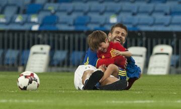 Piqué jugando con su hijo.