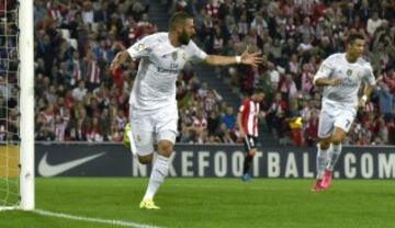 El delantero francés del Real Madrid Karim Benzemá celebra el gol marcado ante el Athletic, el primero del equipo,durante el partido correspondiente a la quinta jornada disputado en el campo de San Mamés.