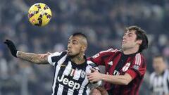 Arturo Vidal pelea la pelota con Andrea Poli. El volante dej&oacute; atr&aacute;s su lesi&oacute;n y volvi&oacute; a jugar despu&eacute;s de dos semanas. 